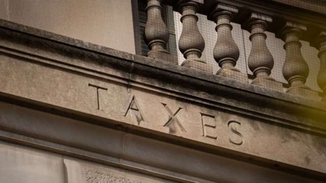 El Tesoro y el IRS proponen normas para impuesto del 1 % sobre algunas remesas enviadas al extranjero