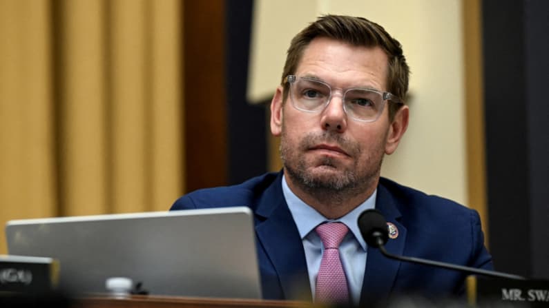Eric Swalwell deja candidatura a gobernador de California tras acusaciones de conducta sexual inadecuada