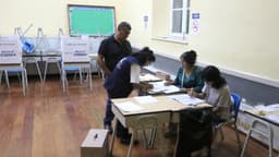 Autoridades de Perú apoyan alargar comicios hasta lunes por problemas logísticos