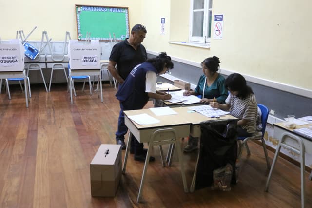 Jurados de votación en el colegio Nuestra Señora de Guadalupe en Lima, Perú. (EFE/ Paul Vallejos)