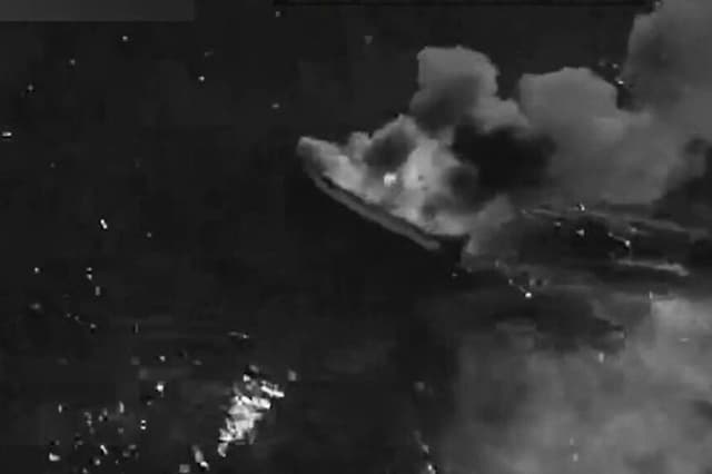 Imagen de la embarcación de los presuntos narcotraficantes tras ser alcanzada por un ataque cinético lanzado por el Mando Sur de EE. UU. en el Pacífico Oriental el 11 de abril de 2026. (Mando Sur de EE. UU.).