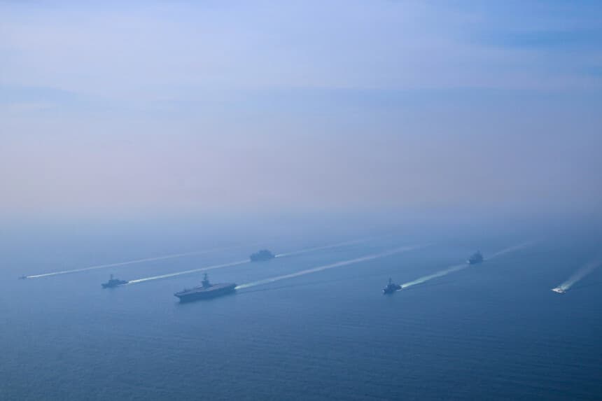(NOTA DEL EDITOR: Esta imagen de archivo ha sido facilitada por una organización externa y puede que no se ajuste a la política editorial de Getty Images.) En esta fotografía de archivo obtenida del Departamento de Defensa de los Estados Unidos, el portaaviones de la clase Nimitz USS Abraham Lincoln (CVN 72), los destructores lanzamisiles de la clase Arleigh Burke USS Michael Murphy (DDG 112) y USS Frank E. Petersen Jr. (DDG 121), el buque de reabastecimiento de flota de la clase Henry J. Kaiser USNS Henry J. Kaiser (T-AO-187), el buque de carga seca de la clase Lewis and Clark USNS Carl Brashear (T-AKE 7) y las lanchas de respuesta rápida de la clase Sentinel de la Guardia Costera de los Estados Unidos USCG Robert Goldman (WPC-1142) y USCGC Clarence Sutphin. Jr. (WPC-1147) navegan en formación en el mar Arábigo, el 6 de febrero de 2026. Según el Gobierno de EE. UU., el Grupo de Ataque del Portaaviones Abraham Lincoln se ha desplegado en la zona de operaciones de la 5.ª Flota de EE. UU. para respaldar la seguridad y la estabilidad marítimas en Medio Oriente. El despliegue en la región se produce mientras EE. UU. sigue ejerciendo presión sobre Irán en relación con su programa nuclear y su respuesta a las recientes protestas contra el gobierno. (Fotografía de archivo del especialista en comunicación de masas de 1.ª clase Jesse Monford/Marina de EE. UU. a través de Getty Images).