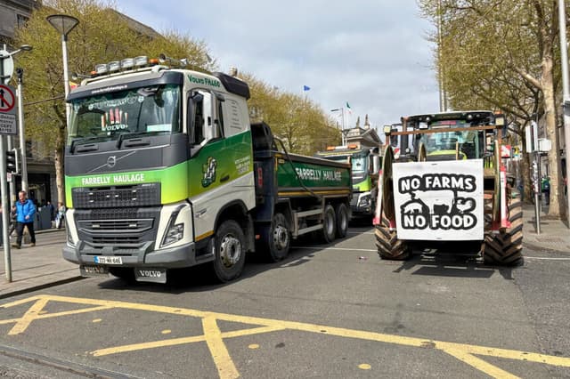 Varios vehículos bloquean la calle O'Connell, en el marco de una protesta contra el elevado precio del combustible, en Dublín, Irlanda, el 8 de abril de 2026. (Conor Humphries/Reuters).