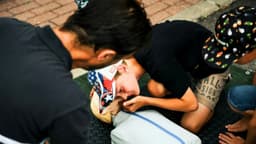 Pequeño salva la vida de su mejor amigo que se estaba asfixiando tras aprender primeros auxilios en casa