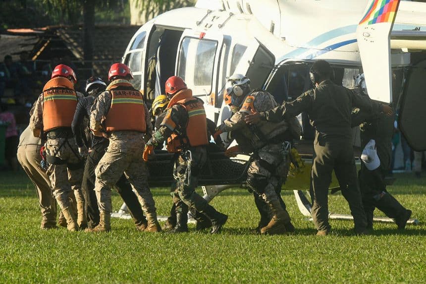 Miembros del Servicio de Búsqueda, Asistencia y Rescate de la Fuerza Aérea Boliviana (SAR-FAB) realizan servicios de emergencia en una fotografía de archivo. (Rodrigo URZAGASTI/ AFP vía Getty Images)