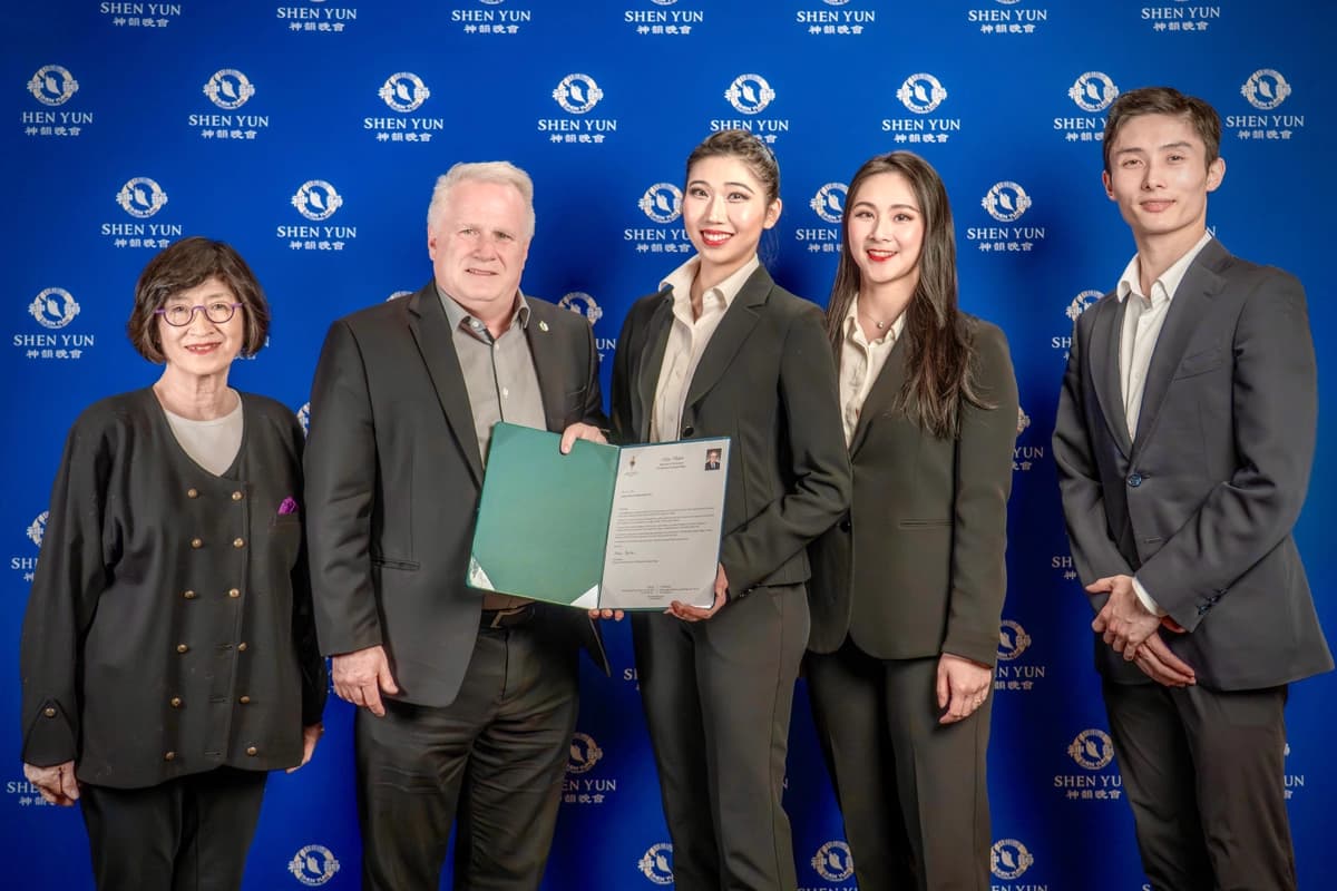 El diputado conservador Marc Dalton (segundo por la izquierda) entregó una carta de proclamación a los artistas de Shen Yun Performing Arts en el Teatro Queen Elizabeth de Vancouver el 10 de abril de 2026. (Ryan Moffat/The Epoch Times)