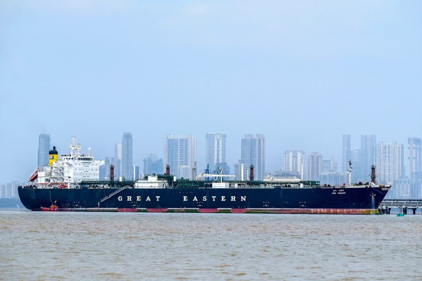 Un petrolero con bandera india que transportaba gas licuado de petróleo y que atravesó el estrecho de Ormuz en plena guerra con Irán permanece atracado en una terminal de descarga en Bombay, India el 1 de abril de 2026. (Punit Paranjpe/AFP vía Getty Images).