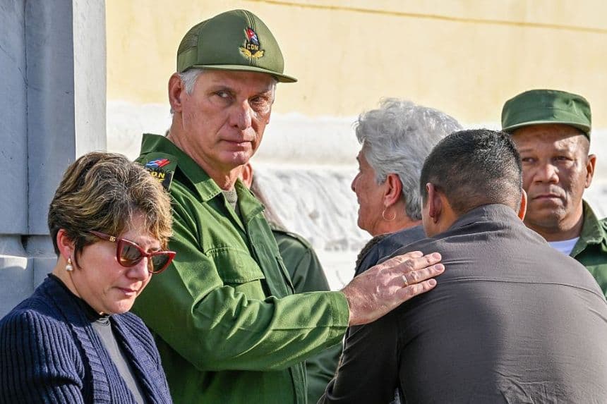 El presidente de Cuba, Miguel Díaz-Canel, consuela a los familiares de algunos de los 32 soldados cubanos fallecidos durante la incursión estadounidense en Venezuela, durante su funeral en el cementerio de Colón, en La Habana, el 16 de enero de 2026. (ADALBERTO ROQUE / AFP vía Getty Images)
