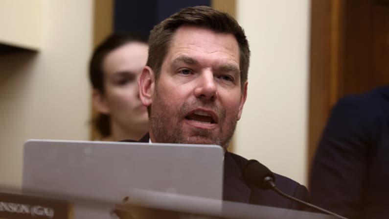 Representante Swalwell dimitirá del Congreso tras acusaciones de agresión sexual