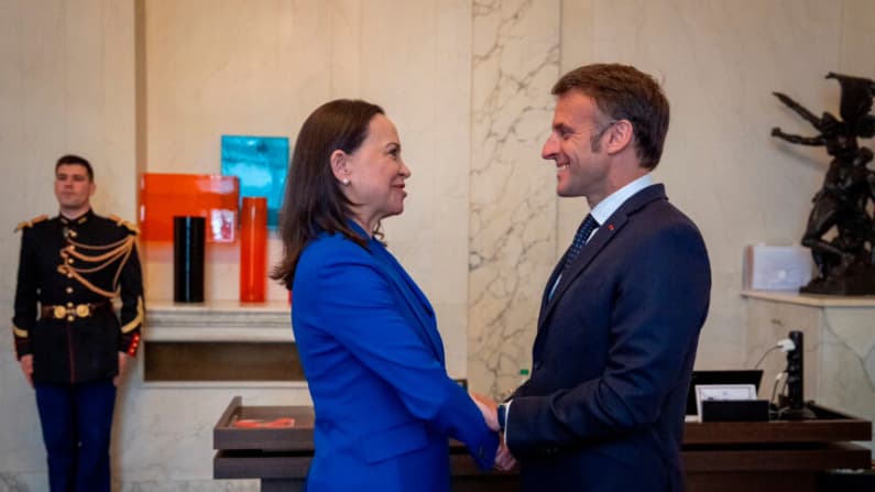 Macron habla con Machado sobre "una transición democrática, pacífica y respetuosa" en Venezuela