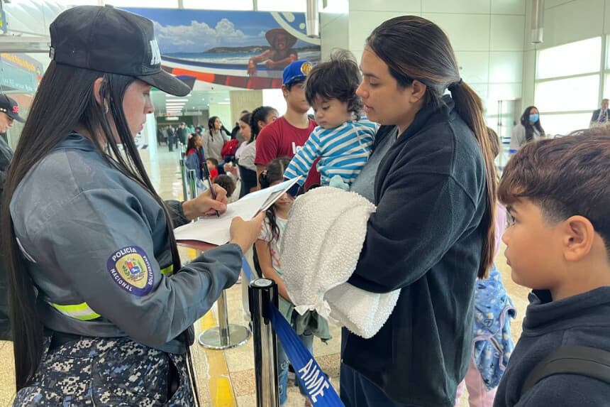 Fotografía cedida que muestra a una integrante de la Policía Nacional Bolivariana realizando un registro a personas repatriadas en el Aeropuerto Internacional Simón Bolívar en Maiquetía, Venezuela. Un total de 190 migrantes repatriados llegaron este lunes a Venezuela en un vuelo procedente de Arizona, Estados Unidos, como parte de la Gran Misión Vuelta a la Patria, el programa estatal que gestiona el retorno migratorio al país sudamericano. (EFE/ Venezolana de Televisión, vtv)
