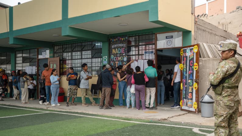 El encargado de los comicios describe como “muy complejo” el proceso electoral en Perú