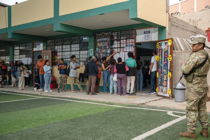 Personas hacen fila para votar este lunes en el distrito de Lurín, Perú. (EFE/ John Reyes Mejia)