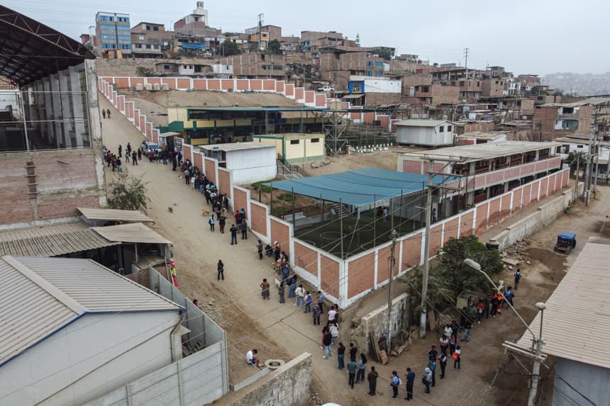 Personas hacen fila para votar este lunes en el distrito de Lurín, Perú. (EFE/ John Reyes Mejia)
