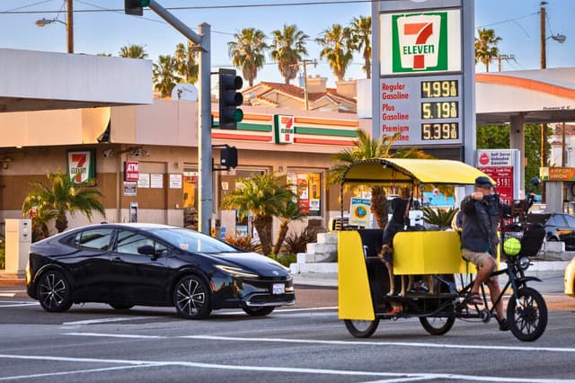 El tráfico circula junto a una gasolinera en Los Ángeles el 11 de marzo de 2026. (John Fredricks/The Epoch Times).