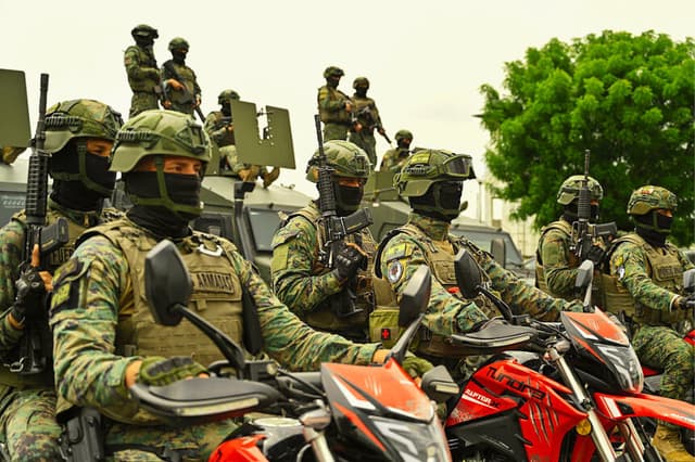 Soldados ecuatorianos toman posiciones en el puesto de mando de La Ferroviaria, en Durán, provincia de Guayas, Ecuador, el 15 de marzo de 2026. (MARCOS PIN / AFP vía Getty Images)
