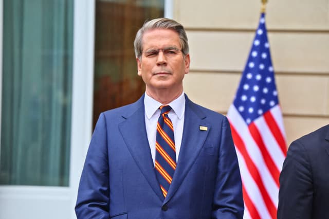 El secretario del Tesoro de EE. UU., Scott Bessent, se dirige a los periodistas durante una rueda de prensa junto al representante comercial de EE. UU., Jamieson Greer (fuera de la imagen), tras una nueva ronda de conversaciones comerciales con funcionarios chinos en la sede de la OCDE en París, el 16 de marzo de 2026. China y Estados Unidos coincidieron en que unas relaciones comerciales bilaterales estables son beneficiosas tanto para ambos países como para el mundo, según declaró a los periodistas el representante de Comercio Internacional de China. (Foto de Ludovic MARIN / AFP vía Getty Images).