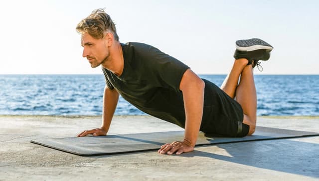 Un hombre hace ejercicio cerca al mar. (LightFieldStudios/Getty Images)