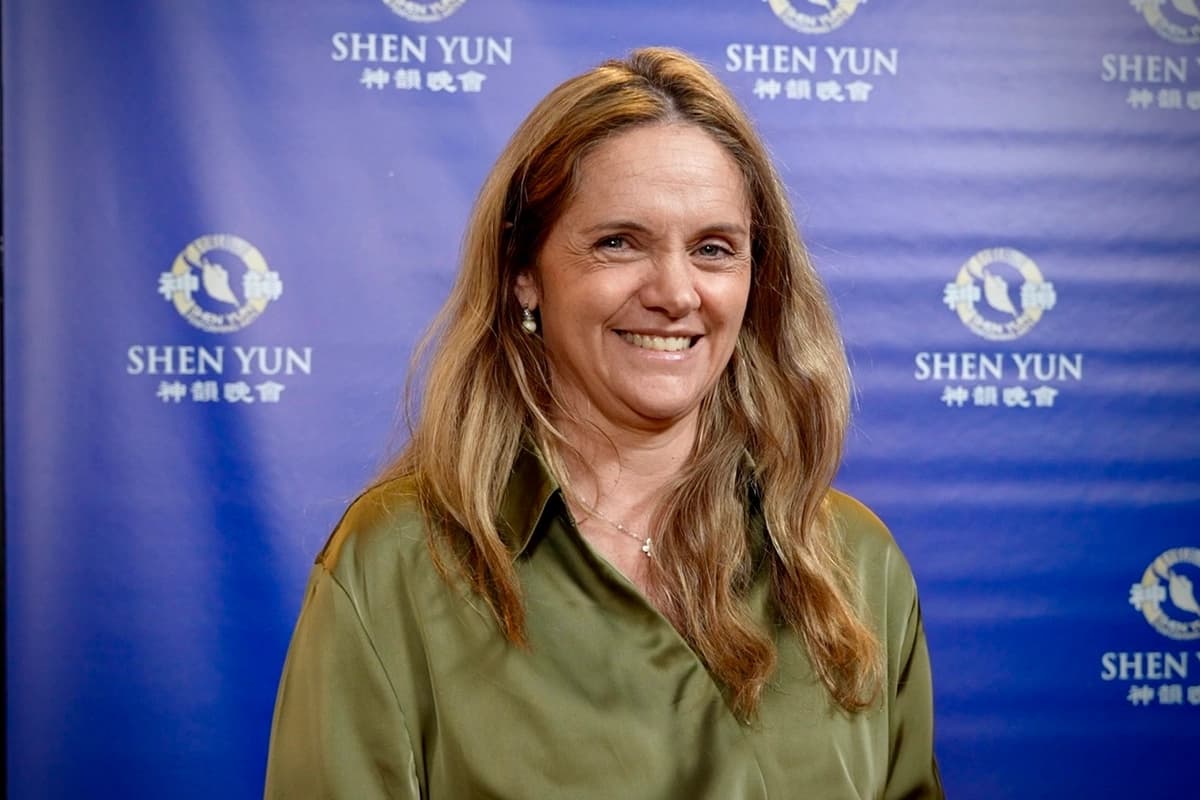 La diputada nacional Gabriela Flores asiste a Shen Yun en el Teatro Ópera de Buenos Aires, Argentina, el 9 de abril de 2026. (NTD)