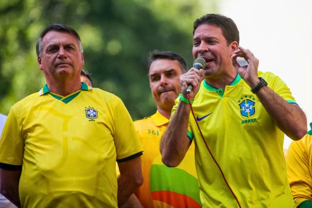 Alexandre Ramagem (derecha), precandidato a la alcaldía de Río de Janeiro, pronuncia un discurso mientras el expresidente brasileño Jair Bolsonaro (izquierda) escucha en Río de Janeiro, Brasil, el 18 de julio de 2024. (Bruna Prado/AP).