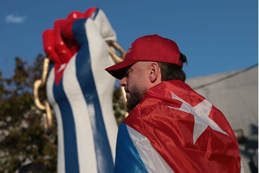 Varias personas asisten a una manifestación a favor de una Cuba libre que reunió a líderes políticos, activistas, artistas y miembros de la comunidad en apoyo a la libertad de Cuba, el 24 de marzo de 2026 en Hialeah, Florida. (Joe Raedle/Getty Images)
