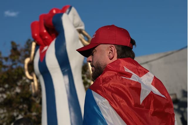 Varias personas asisten a una manifestación a favor de una Cuba libre que reunió a líderes políticos, activistas, artistas y miembros de la comunidad en apoyo a la libertad de Cuba, el 24 de marzo de 2026 en Hialeah, Florida. (Joe Raedle/Getty Images)
