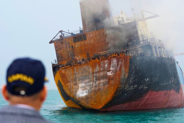 Un buque cisterna que transportaba fuelóleo sufrió daños tras unos ataques de origen desconocido, cerca de Basora, Irak, el 12 de marzo de 2026. (Reuters/Mohammed Aty/Foto de archivo).