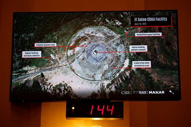 Se muestra una imagen de una instalación de inteligencia china durante una audiencia de la Subcomisión de Seguridad Marítima y del Transporte de la Comisión de Seguridad Nacional de la Cámara de Representantes, celebrada en el edificio Canon House Office el 6 de mayo de 2025 en Washington, D.C. La Subcomisión de Seguridad Marítima y del Transporte de la Comisión de Seguridad Nacional de la Cámara de Representantes celebró una audiencia para investigar la presunta vigilancia china de Estados Unidos desde Cuba. (Kevin Dietsch/Getty Images)