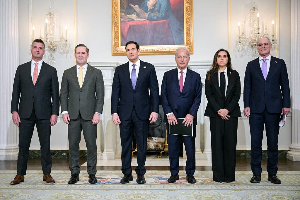 (De izquierda a derecha) El consejero del Departamento de Estado de EE. UU., Michael Needham; el embajador de EE. UU. ante la ONU, Mike Waltz; el secretario de Estado de EE. UU., Marco Rubio; el embajador de EE. UU. en el Líbano, Michel Issa; la embajadora del Líbano en EE. UU., Nada Hamadeh Moawad, y el embajador de Israel en EE. UU., Yechiel Leiter, posan juntos antes de una reunión en el Departamento de Estado, en Washington D. C., el 14 de abril de 2026. (Foto de Oliver Contreras / AFP vía Getty Images)