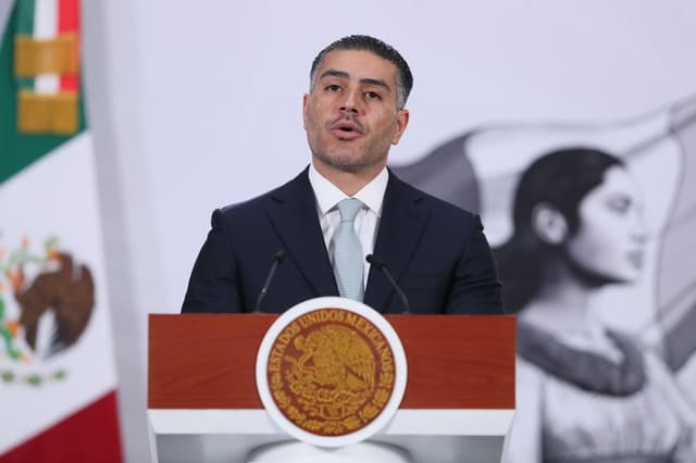 El secretario de Seguridad y Protección Ciudadana (SSPC), Omar García Harfuch, habla durante una rueda de prensa este martes en el Palacio Nacional de la Ciudad de México (EFE/Mario Guzmán)
