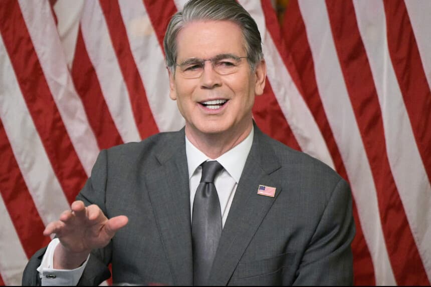 El secretario del Tesoro de EE. UU., Scott Bessent, interviene durante una mesa redonda con periodistas tras pronunciar un discurso en un acto del Instituto de Finanzas Internacionales sobre el sector financiero mundial, celebrado el 14 de abril de 2026 en Washington, D. C. (Foto de Oliver Contreras / AFP vía Getty Images).