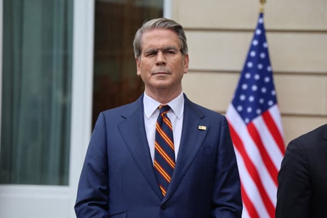 El secretario del Tesoro de EE. UU., Scott Bessent, habla con la prensa tras conversaciones comerciales con China en la OCDE, en París, el 16 de marzo de 2026. (Ludovic Marin/AFP vía Getty Images).