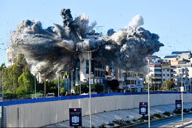 El humo y los escombros vuelan por los aires en el lugar donde se produjo un ataque israelí en Beirut, Líbano, el 31 de marzo de 2026. (Fadel Itani/AFP vía Getty Images).