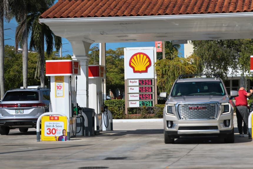 MIAMI, FLORIDA - 13 DE ABRIL: Los precios del combustible se muestran en un cartel mientras los clientes repostan sus vehículos en una gasolinera el 13 de abril de 2026 en Miami, Florida. A raíz del bloqueo del estrecho de Ormuz por parte del ejército estadounidense, los precios del combustible superaron los 100 dólares por barril. (Foto de Joe Raedle/Getty Images).