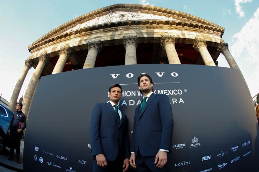 Modelos posan con el traje oficial de la Selección Mexicana de Fútbol confeccionado por la marca Calderoni, durante la inauguración del Volvo Fashion Week este martes, en el Teatro Degollado en Guadalajara, México. (EFE/ Francisco Guasco)