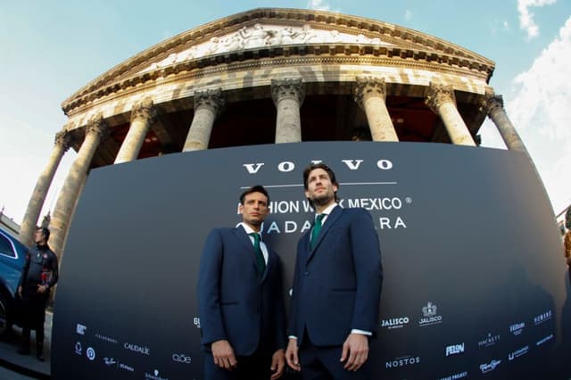 Modelos posan con el traje oficial de la Selección Mexicana de Fútbol confeccionado por la marca Calderoni, durante la inauguración del Volvo Fashion Week este martes, en el Teatro Degollado en Guadalajara, México. (EFE/ Francisco Guasco)