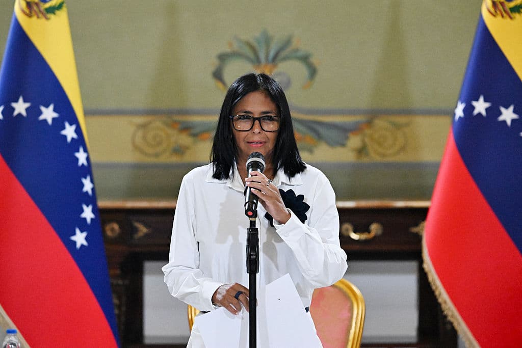 La presidenta interina de Venezuela, Delcy Rodríguez, habla durante una conferencia de prensa tras la firma de un acuerdo entre Chevron Venezuela y el gobierno nacional en el Palacio de Miraflores, Caracas, el 13 de abril de 2026. La presidenta interina de Venezuela, Delcy Rodríguez, elogió el 13 de abril los avances logrados en el sector petrolero en materia de inversión extranjera, como parte de la firma de acuerdos con la gigante estadounidense Chevron para incrementar la producción de crudo. (Foto de Juan Barreto / AFP vía Getty Images)