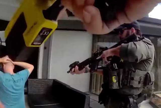 Agentes del sheriff arrestan a Kevin Cichowski en Palm Coast, Florida, el 10 de abril de 2026. (Departamento del Sheriff del Condado de Flagler)