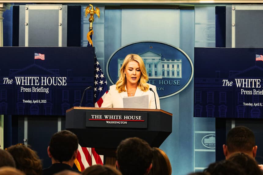 El 8 de abril de 2025, la secretaria de prensa de la Casa Blanca, Karoline Leavitt. (ANDREW THOMAS/Middle East Images/AFP vía Getty Images)