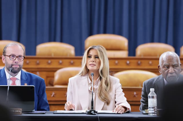(De izq. a der.) El presidente del Comité de Medios y Arbitrios de la Cámara de Representantes, Jason Smith (R-MO); la primera dama de EE. UU., Melania Trump; y el representante Danny Davis (D-IL) presiden una mesa redonda sobre el sistema de acogida en el Edificio Longworth, en Washington, DC. El comité debatió junto a la primera dama la legislación para proteger a niños en el sistema de acogida. (Anna Moneymaker/Getty Images).