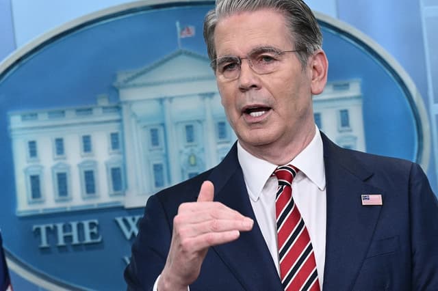 El secretario del Tesoro de EE. UU., Scott Bessent, interviene durante una rueda de prensa en la sala Brady de la Casa Blanca, en Washington, D. C., el 15 de abril de 2026. (Brendan SMIALOWSKI / AFP vía Getty Images)