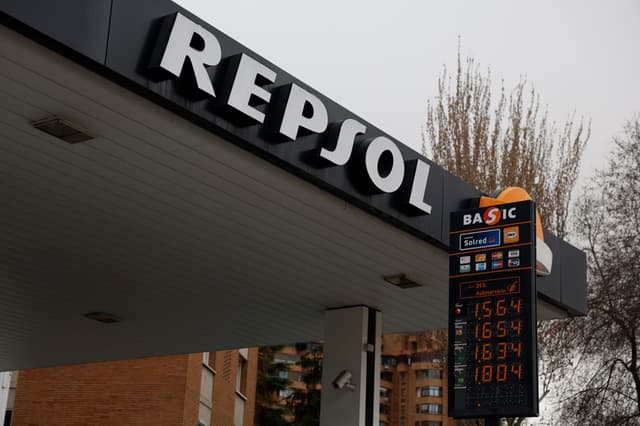 Imagen de archivo de una gasolinera de Repsol en Madrid. (EFE/Mariscal)