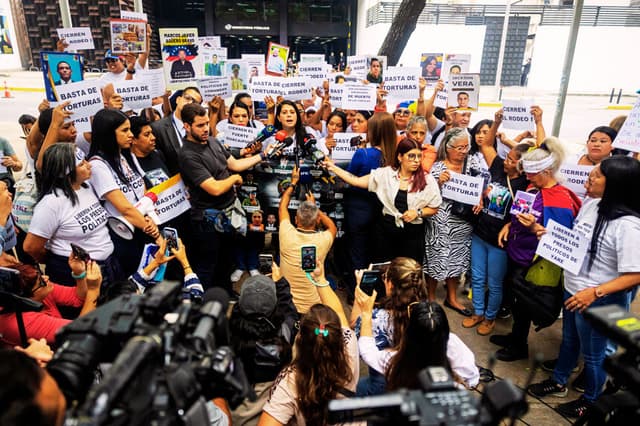 Andreina Baduel (c) habla durante una rueda de prensa junto a familiares de presos políticos este miércoles, en las inmediaciones del Ministerio Público, en Caracas, Venezuela. (EFE/ Miguel Gutiérrez)