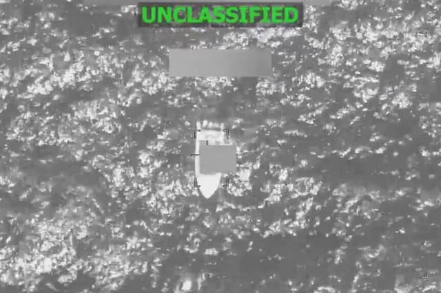 Fotograma de un vídeo difundido por el Comando Sur de EE. UU. en el que se ve una embarcación presuntamente relacionada con el narcoterrorismo navegando por el Pacífico oriental el 14 de abril de 2026. (SOUTHCOM vía X).