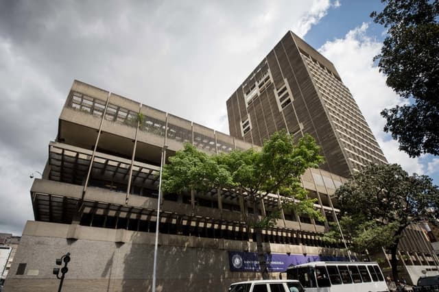 Fotografía de archivo de la fachada del Banco Central de Venezuela (BCV) en Caracas, Venezuela. (EFE/ Miguel Gutiérrez)