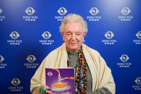 El dramaturgo, director y actor Pepe Cibrián en la función de Shen Yun en el Teatro Ópera de Buenos Aires, Argentina, el 10 de abril de 2026. (NTD)