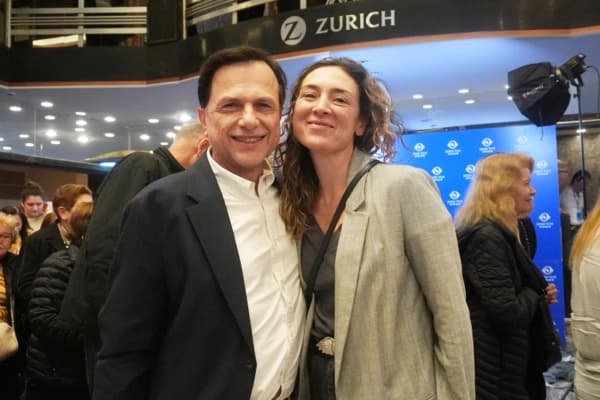 La abogada Luciana Ambrosio (Der.) y su esposo, el ingeniero César Madeo (Izq.)asisten a la función de Shen Yun en el Teatro Ópera de Buenos Aires, Argentina, el 9 de abril de 2026. (Mary Man/The Epoch Times)
