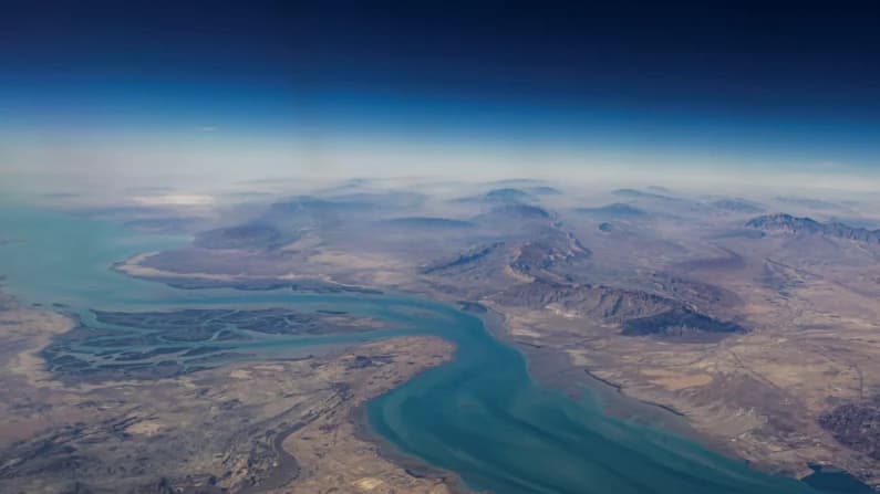Irán anuncia que Ormuz está totalmente abierto durante el alto el fuego entre Israel y el Líbano