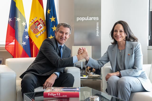 El líder del PP, Alberto Núñez Feijóo, recibe a la opositora venezolana y premio Nobel de la Paz, María Corina Machado, en la sede del Partido Popular (PP), en Madrid, España. (EFE/ PP/Diego Puerta)