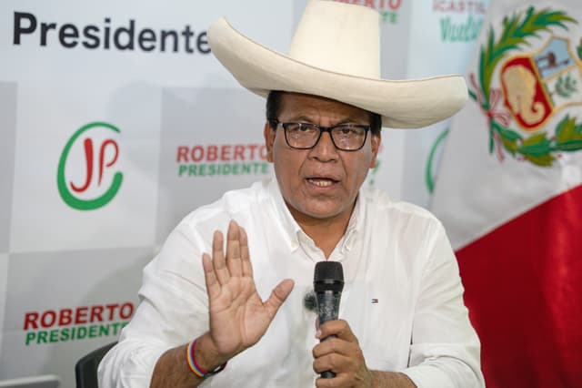El candidato a la Presidencia de Perú por el partido Juntos por el Perú, Roberto Sánchez, habla en una rueda de prensa este jueves, en Lima, Perú. Sánchez niega el fraude que proclama el candidato López Aliaga. (EFE/ John Reyes Mejía)